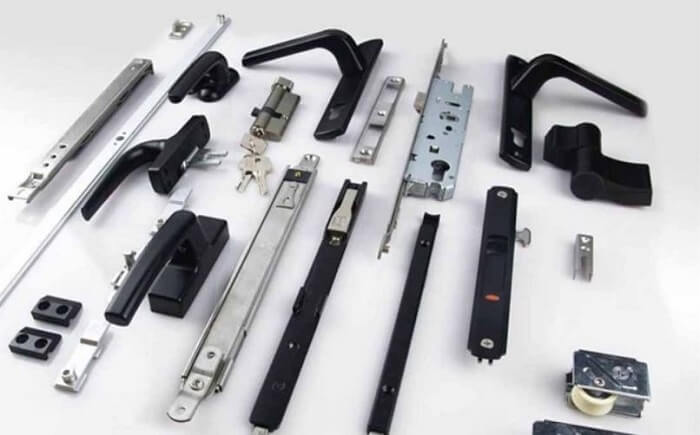 Có cần mua đúng phụ kiện khi lắp đặt cửa nhôm không?