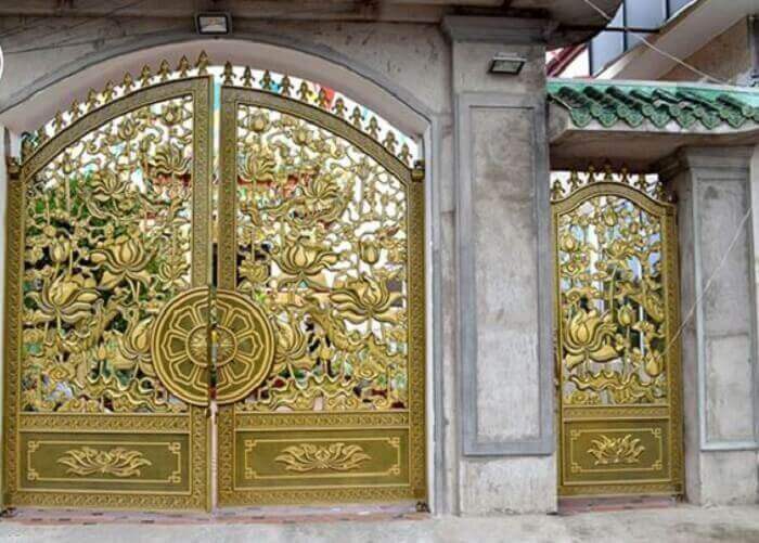 Mẫu cửa nhôm đúc hình hoa lá