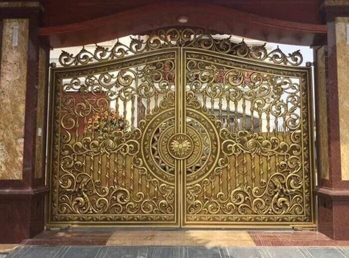 Mẫu cửa nhôm đúc họa tiết hoa văn