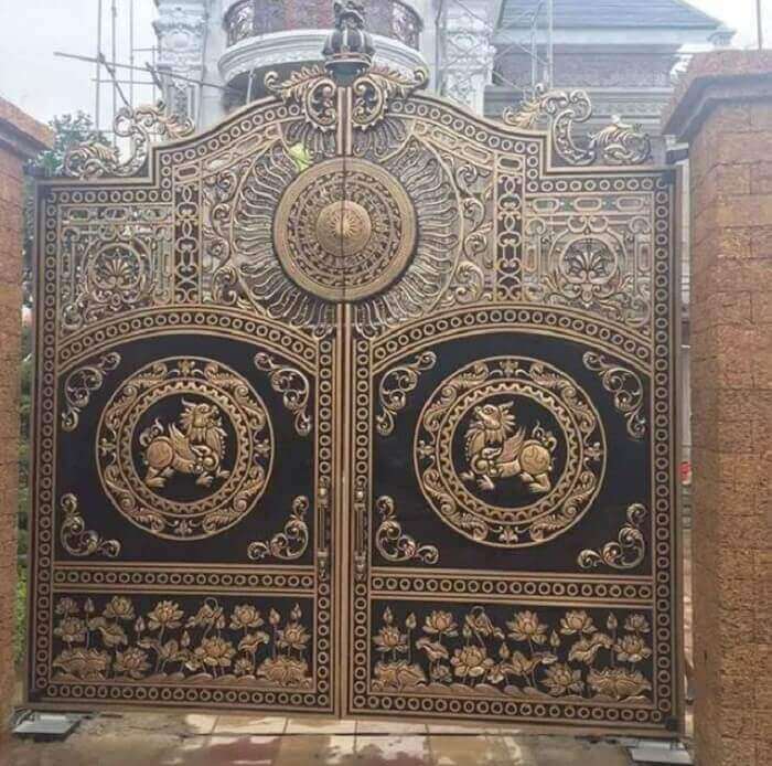 Mẫu cửa nhôm đúc khắc họa những con thú trong phong thủy